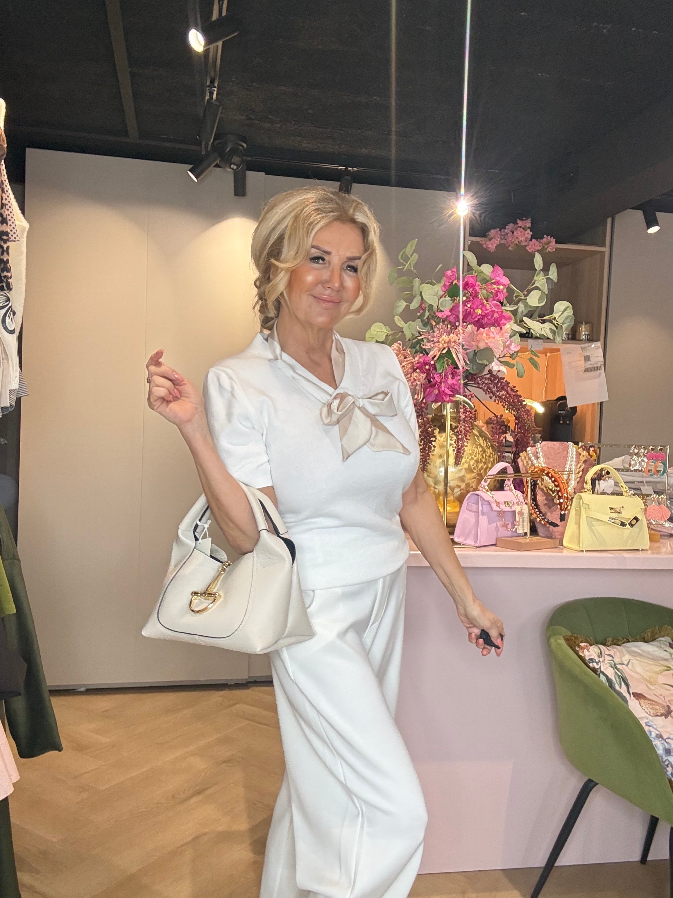 Truitje off White shawl